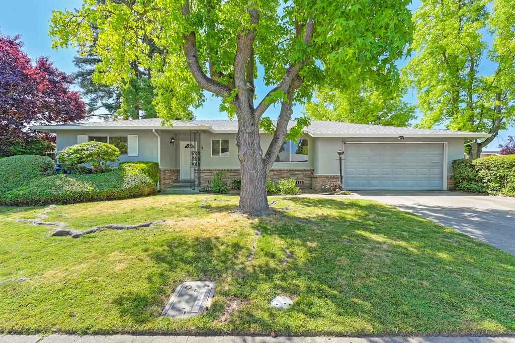 Detail Gallery Image 2 of 42 For 2 Springbrook Cir, Sacramento,  CA 95831 - – Beds | – Baths