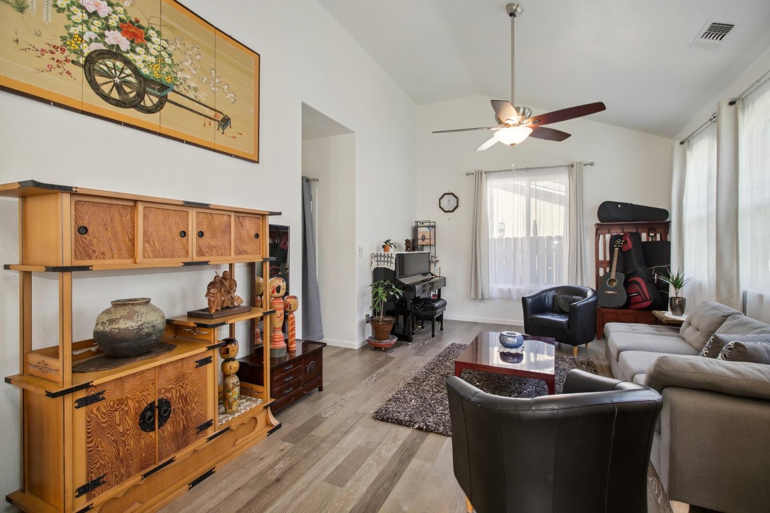 Detail Gallery Image 3 of 23 For 3622 Sardinia Island Way, Sacramento,  CA 95834 - 3 Beds | 3 Baths