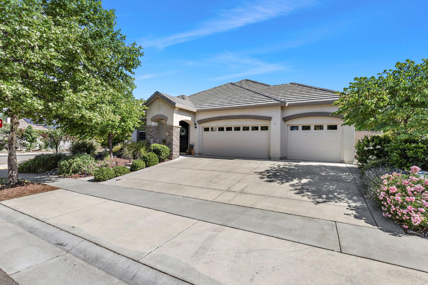 Detail Gallery Image 2 of 35 For 2096 Cattledrive Way, Roseville,  CA 95747 - 3 Beds | 3 Baths