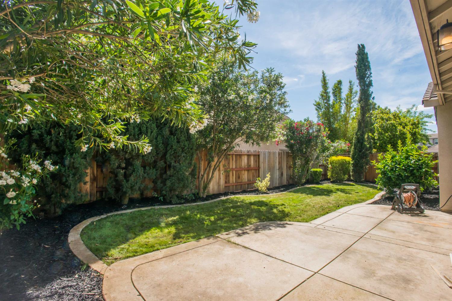 Detail Gallery Image 9 of 13 For 7004 Santarem Ct, Elk Grove,  CA 95757 - 4 Beds | 3 Baths