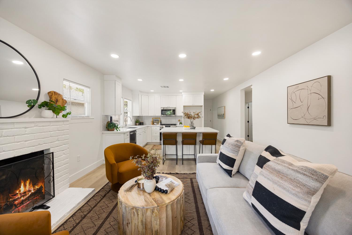 Detail Gallery Image 5 of 55 For 3517 Santa Cruz Way, Sacramento,  CA 95817 - 3 Beds | 3 Baths
