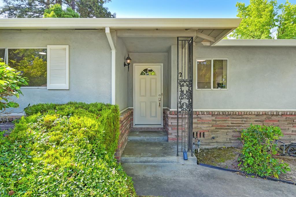 Detail Gallery Image 3 of 42 For 2 Springbrook Cir, Sacramento,  CA 95831 - – Beds | – Baths