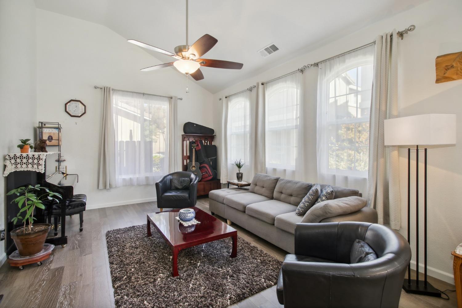 Detail Gallery Image 4 of 23 For 3622 Sardinia Island Way, Sacramento,  CA 95834 - 3 Beds | 3 Baths