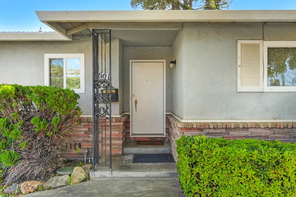 Detail Gallery Image 27 of 42 For 2 Springbrook Cir, Sacramento,  CA 95831 - – Beds | – Baths