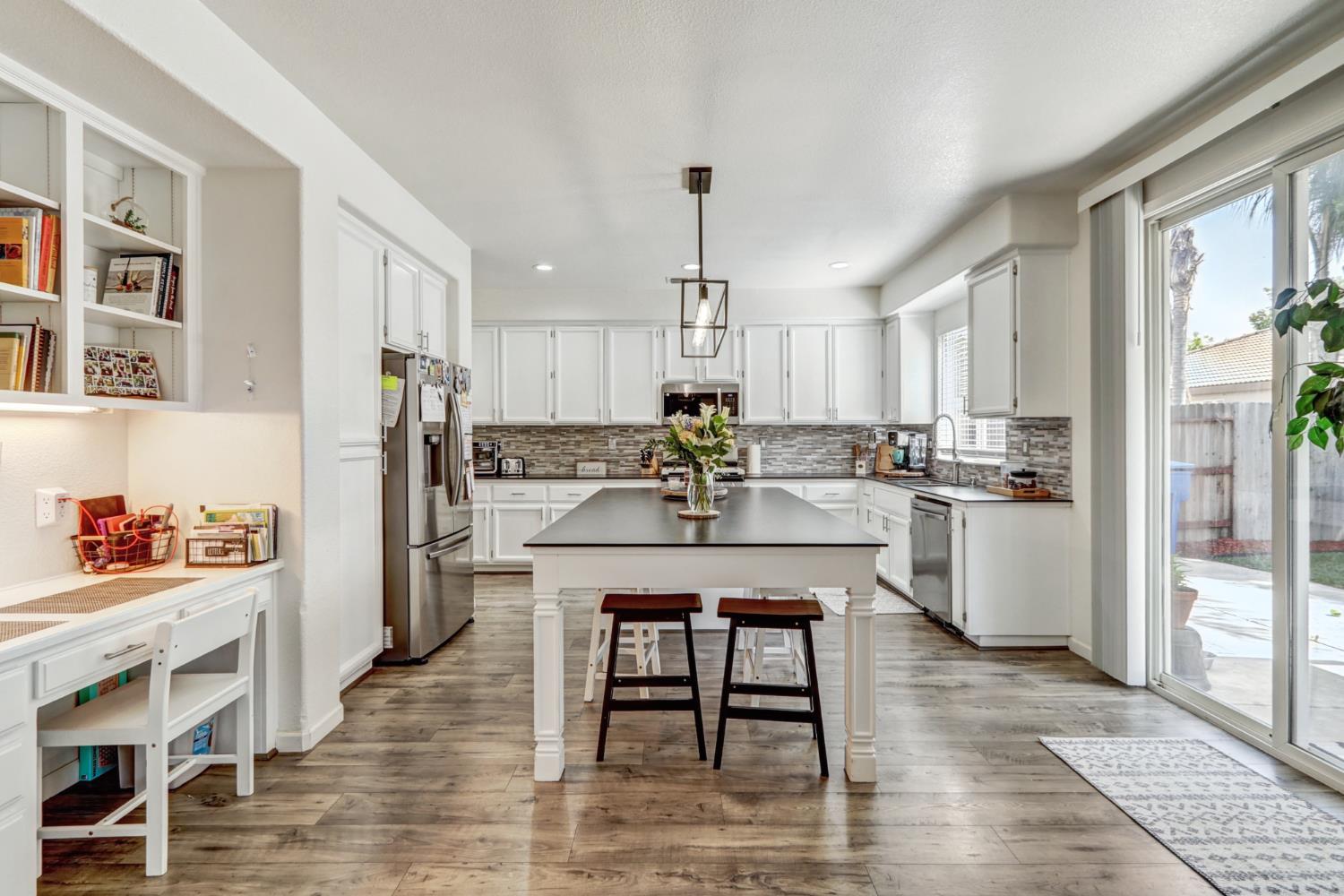Detail Gallery Image 7 of 47 For 2207 Catherwood Way, Sacramento,  CA 95835 - 4 Beds | 3 Baths
