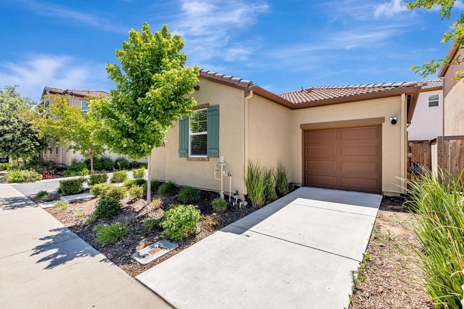 Detail Gallery Image 2 of 48 For 4630 Ocean Ln, Elk Grove,  CA 95757 - 2 Beds | 2 Baths