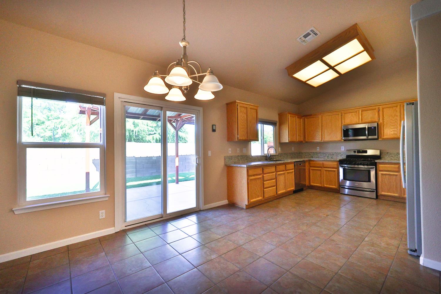 Detail Gallery Image 11 of 48 For 1575 Larkflower Way, Lincoln,  CA 95648 - 3 Beds | 2 Baths