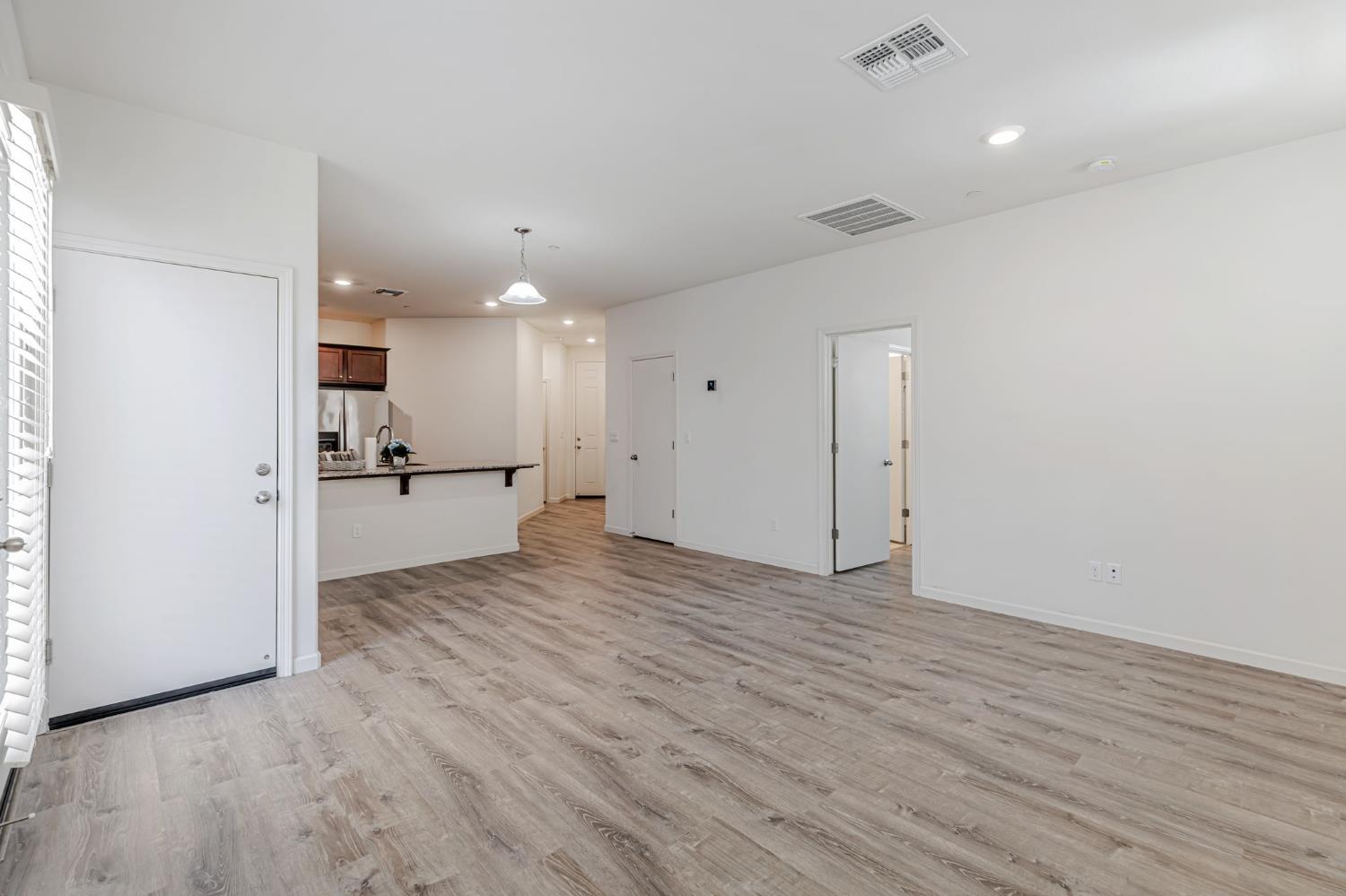 Detail Gallery Image 7 of 48 For 4630 Ocean Ln, Elk Grove,  CA 95757 - 2 Beds | 2 Baths