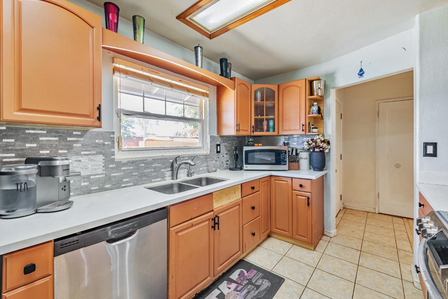 Detail Gallery Image 3 of 42 For 3212 Hurley Way, Sacramento,  CA 95864 - 3 Beds | 1 Baths