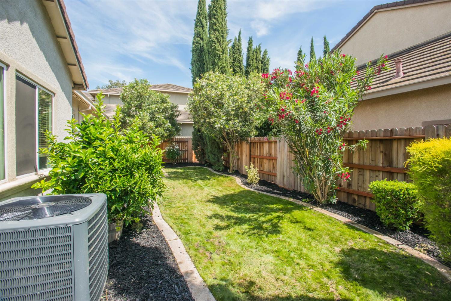 Detail Gallery Image 10 of 13 For 7004 Santarem Ct, Elk Grove,  CA 95757 - 4 Beds | 3 Baths