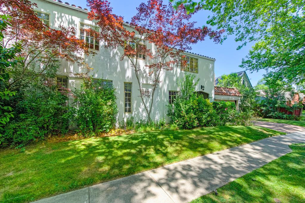 Detail Gallery Image 4 of 34 For 1701 4th Ave, Sacramento,  CA 95818 - 3 Beds | 1/1 Baths