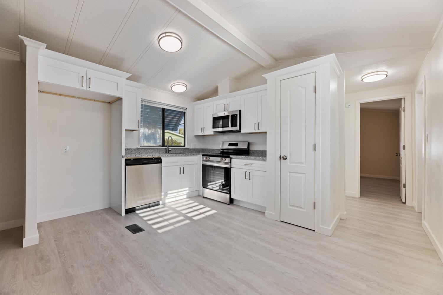 Detail Gallery Image 11 of 33 For 6706 Tam O Shanter Drive 102, Stockton,  CA 95210 - 3 Beds | 2 Baths