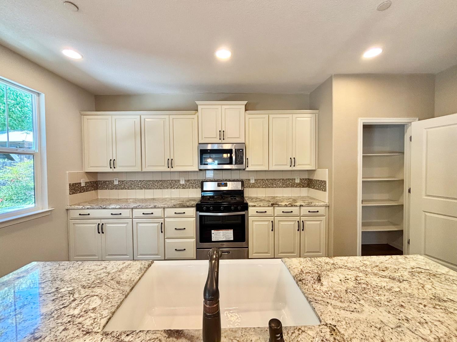 Detail Gallery Image 9 of 34 For 10311 Petty Ln, Stockton,  CA 95212 - 5 Beds | 3 Baths
