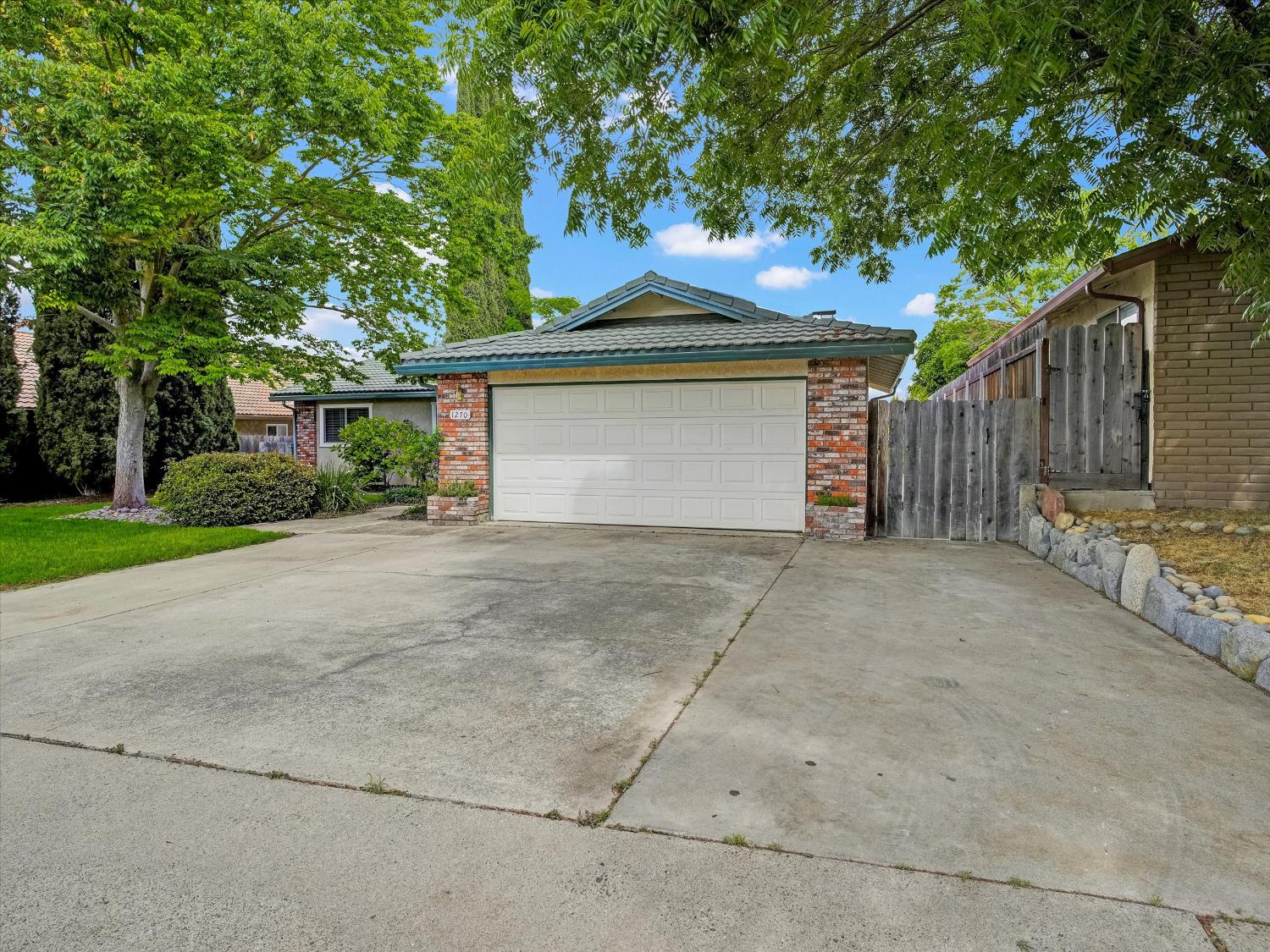 Detail Gallery Image 2 of 36 For 1270 E a St, Oakdale,  CA 95361 - 3 Beds | 2 Baths