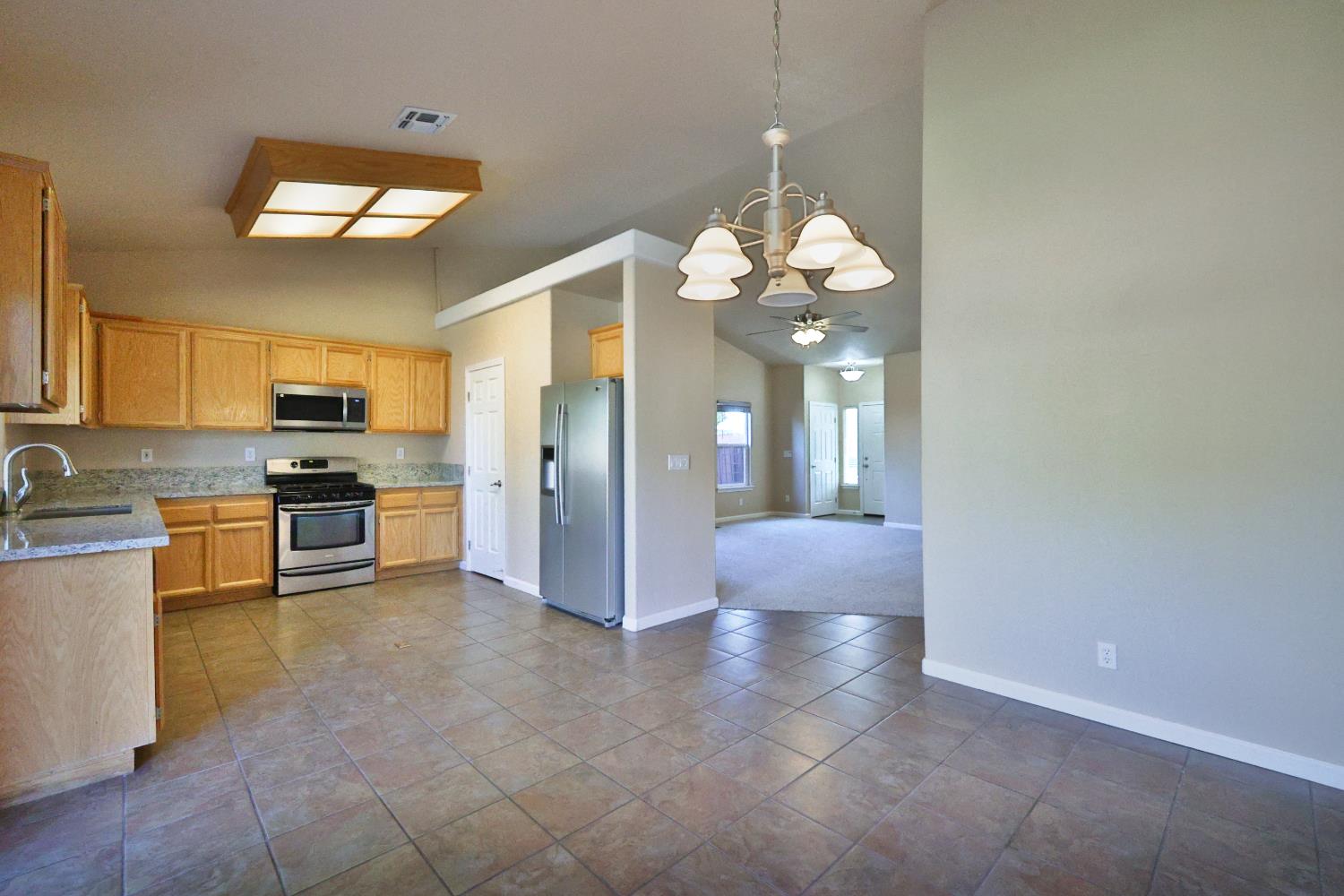 Detail Gallery Image 10 of 48 For 1575 Larkflower Way, Lincoln,  CA 95648 - 3 Beds | 2 Baths
