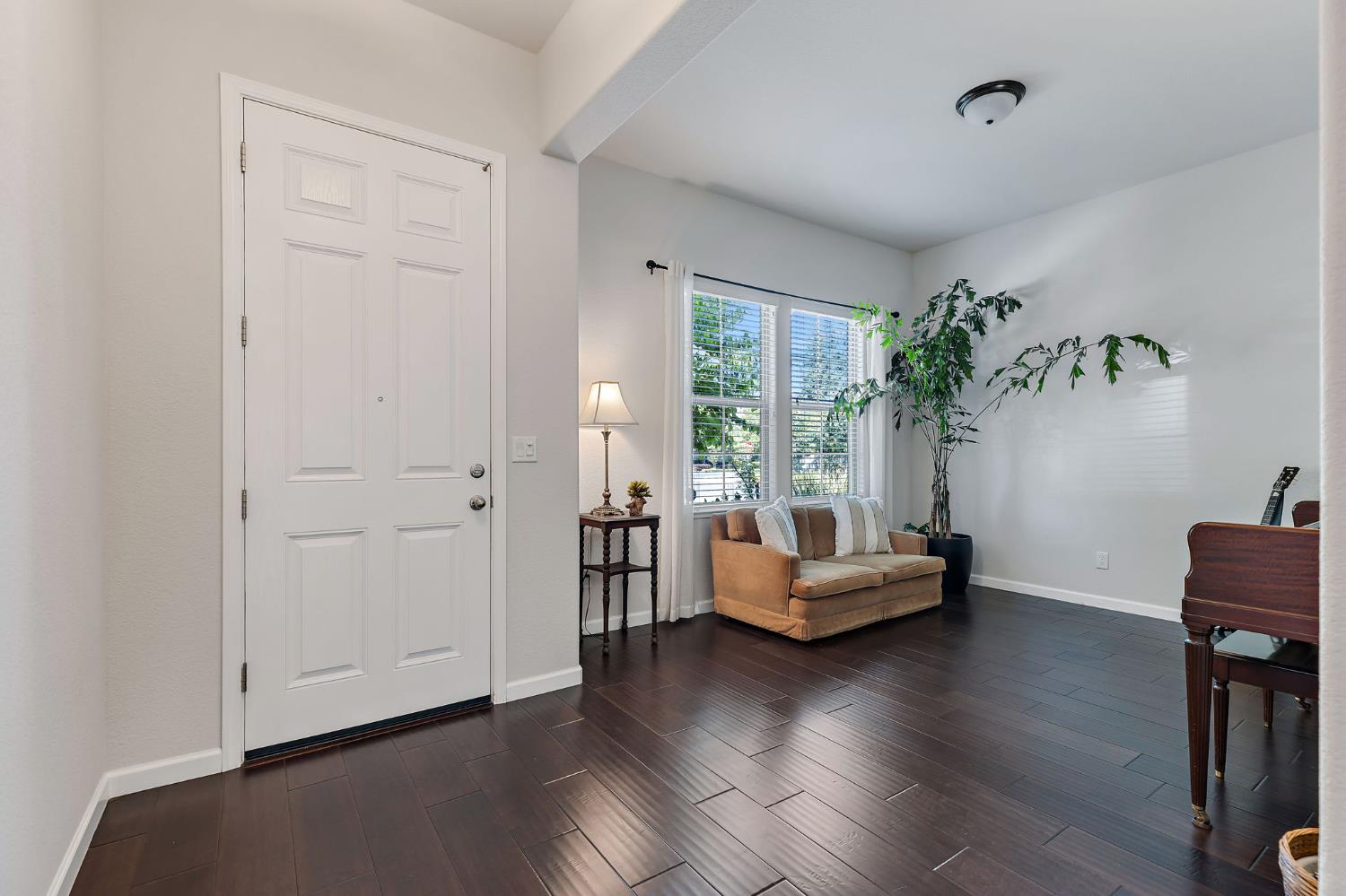 Detail Gallery Image 4 of 35 For 2096 Cattledrive Way, Roseville,  CA 95747 - 3 Beds | 3 Baths