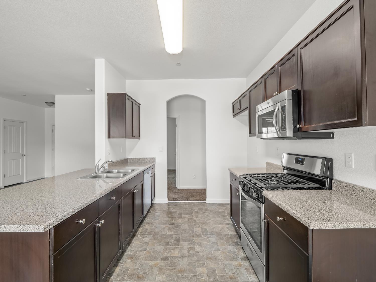Detail Gallery Image 4 of 34 For 1585 Dallas St, Dinuba,  CA 93618 - 4 Beds | 2 Baths