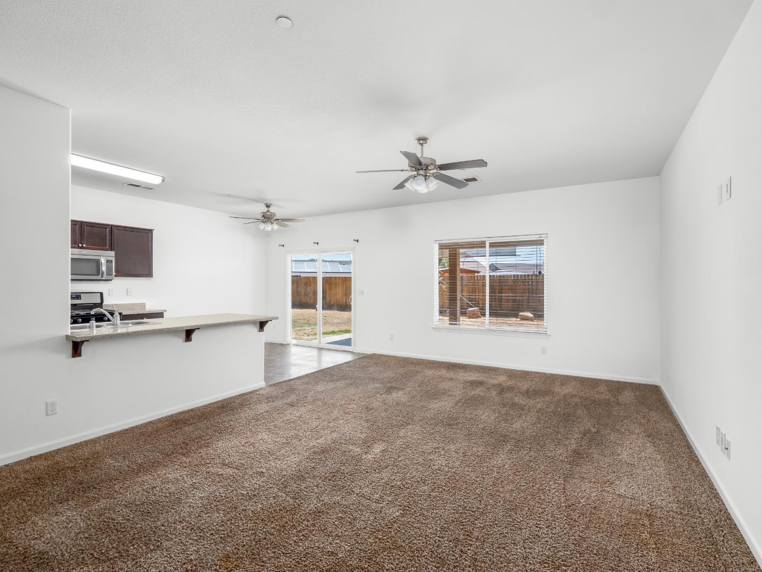 Detail Gallery Image 2 of 34 For 1585 Dallas St, Dinuba,  CA 93618 - 4 Beds | 2 Baths