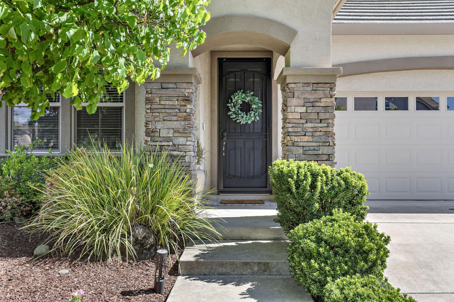 Detail Gallery Image 3 of 35 For 2096 Cattledrive Way, Roseville,  CA 95747 - 3 Beds | 3 Baths