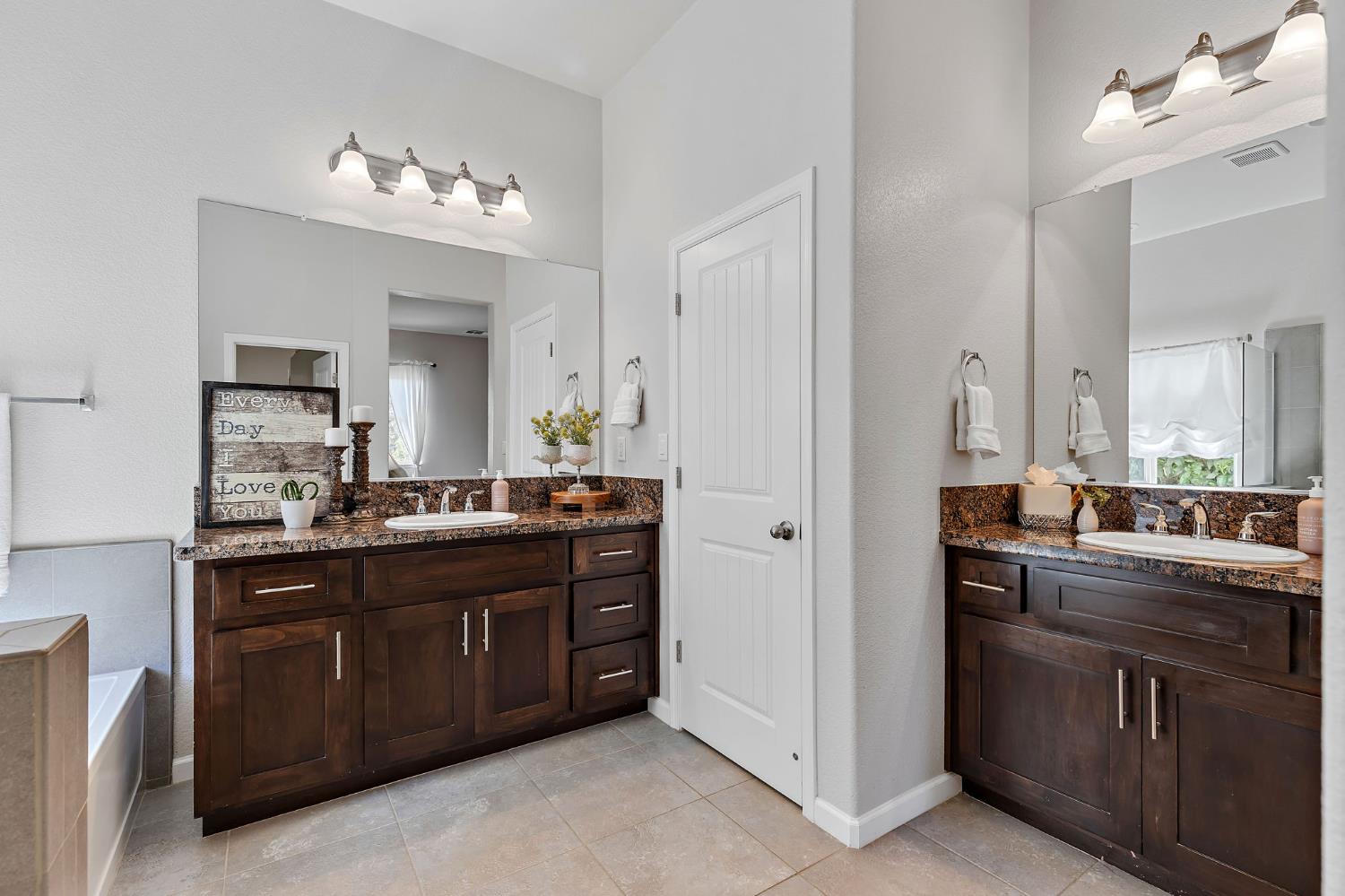 Detail Gallery Image 16 of 35 For 2096 Cattledrive Way, Roseville,  CA 95747 - 3 Beds | 3 Baths