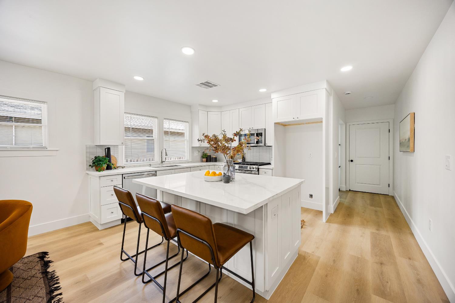 Detail Gallery Image 8 of 55 For 3517 Santa Cruz Way, Sacramento,  CA 95817 - 3 Beds | 3 Baths
