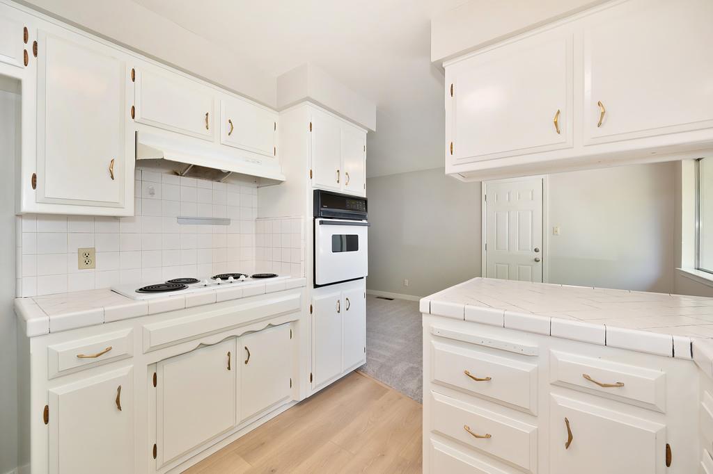 Detail Gallery Image 6 of 42 For 2 Springbrook Cir, Sacramento,  CA 95831 - – Beds | – Baths