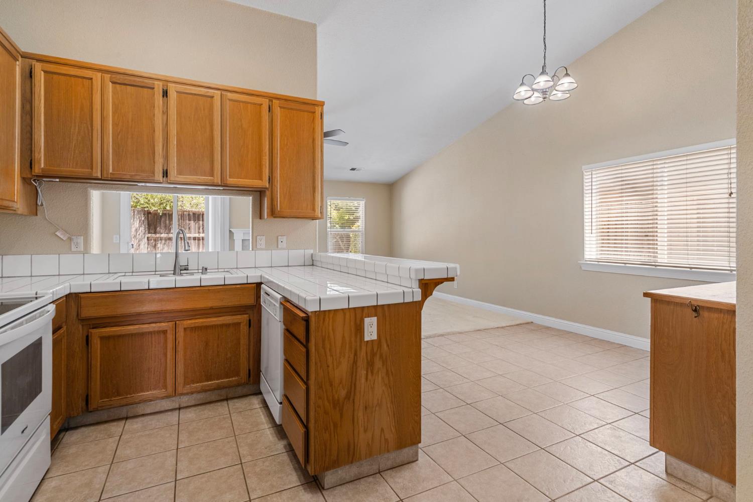 Detail Gallery Image 15 of 55 For 1925 Crystalwood Ln, Lodi,  CA 95242 - 3 Beds | 2 Baths