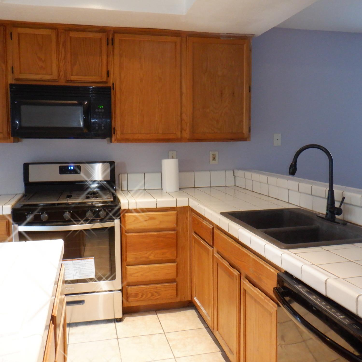 Detail Gallery Image 12 of 19 For 8425 Vintage Park Dr., Sacramento,  CA 95828 - 3 Beds | 2 Baths
