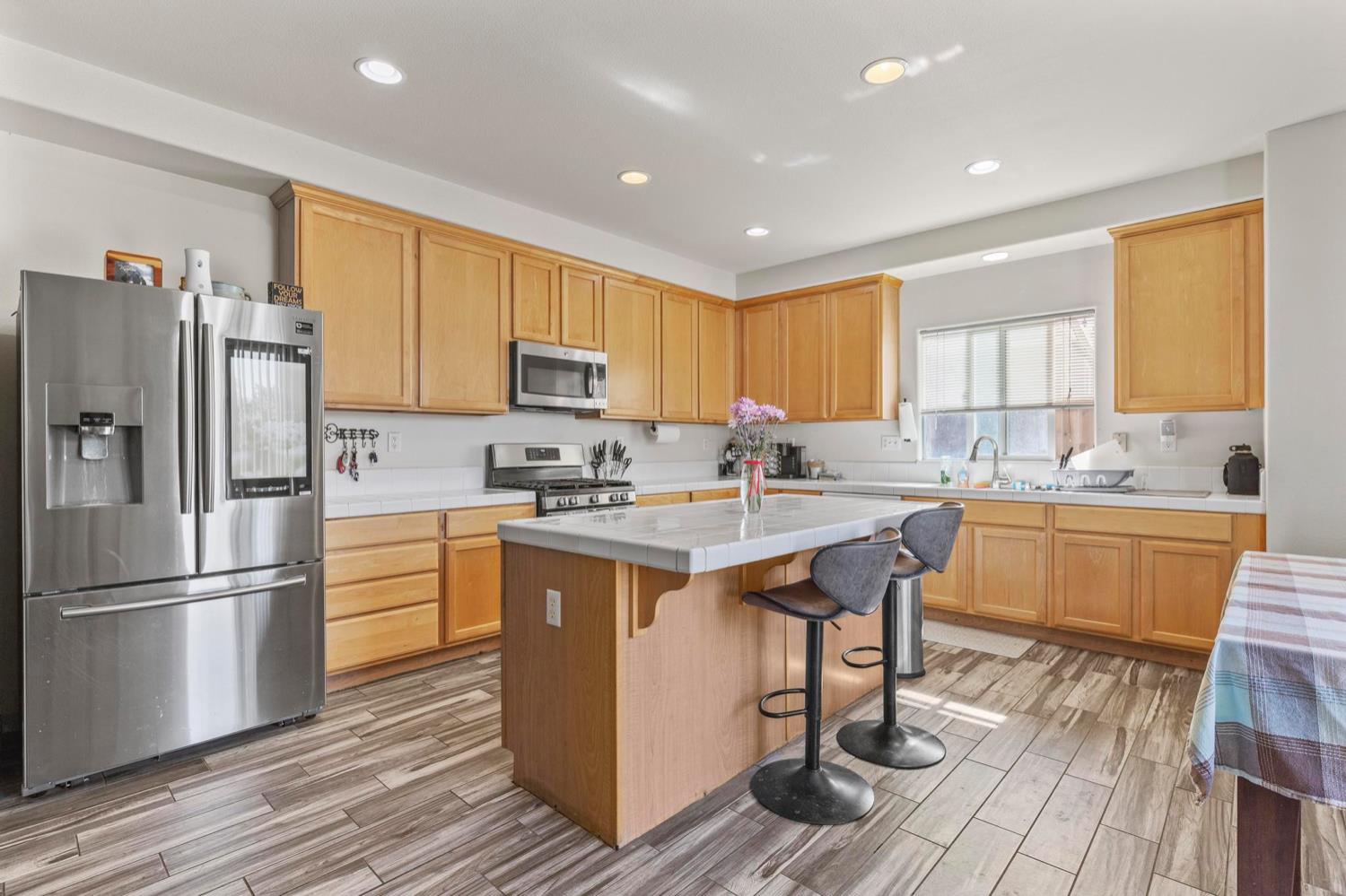 Maplehurst Street, Olivehurst, California image 6