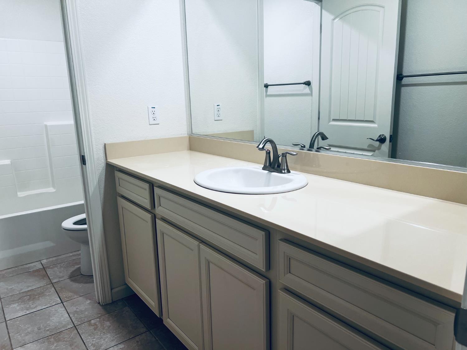 Detail Gallery Image 8 of 16 For 2560 Greg Jarvis Ave, Sacramento,  CA 95834 - 3 Beds | 2/1 Baths