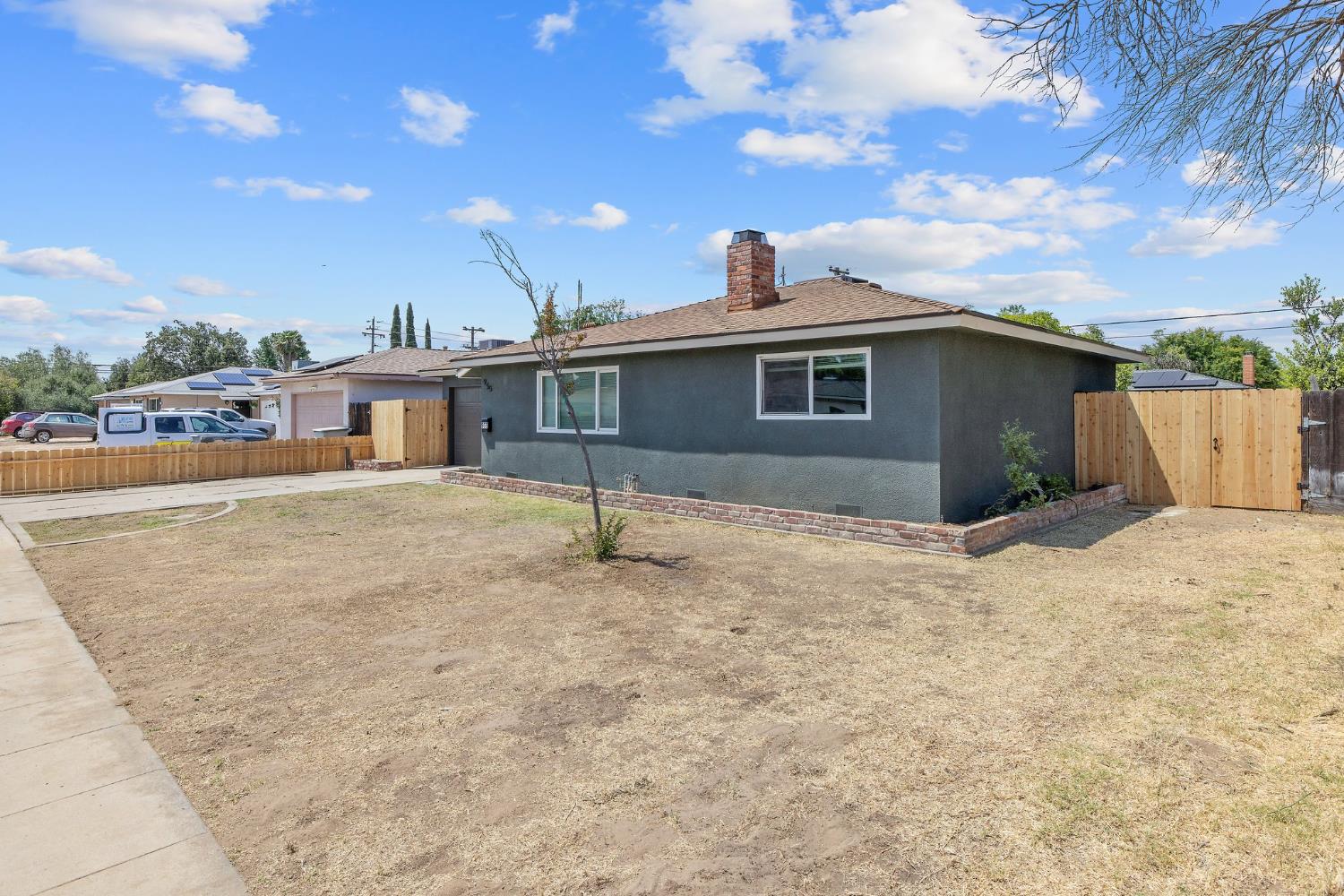 Detail Gallery Image 3 of 43 For 955 W San Gabriel Ave, Clovis,  CA 93612 - 2 Beds | 1 Baths