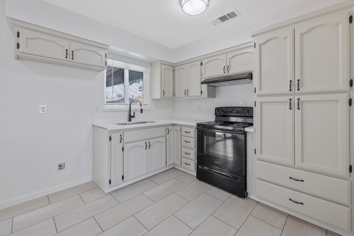 Detail Gallery Image 12 of 43 For 955 W San Gabriel Ave, Clovis,  CA 93612 - 2 Beds | 1 Baths
