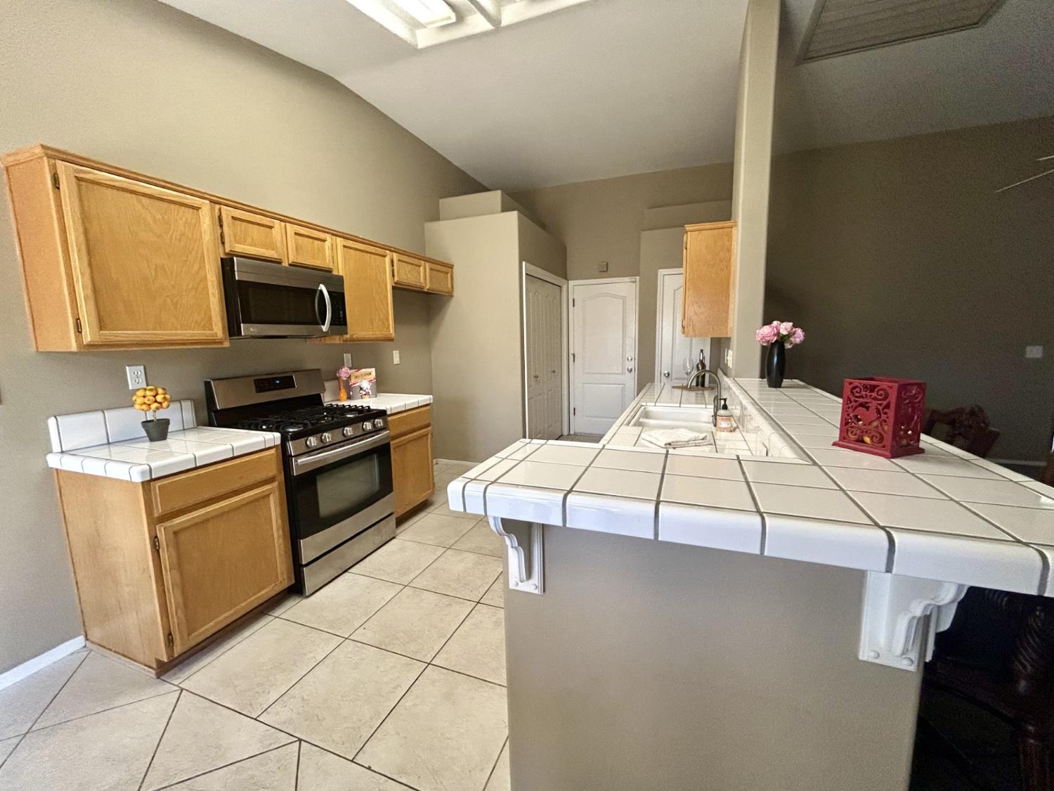 Detail Gallery Image 5 of 31 For 766 Oldenburg Way, Galt,  CA 95632 - 3 Beds | 2 Baths