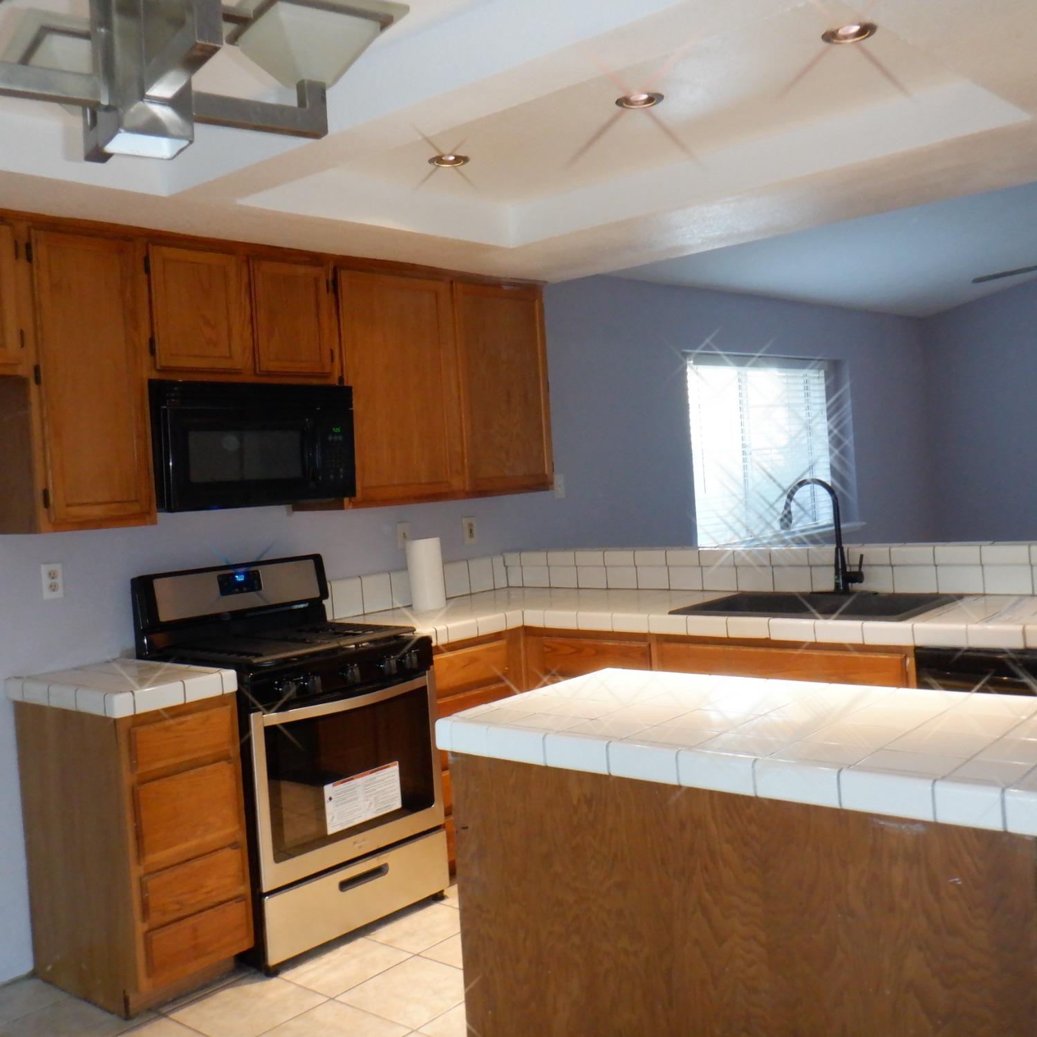 Detail Gallery Image 13 of 19 For 8425 Vintage Park Dr., Sacramento,  CA 95828 - 3 Beds | 2 Baths
