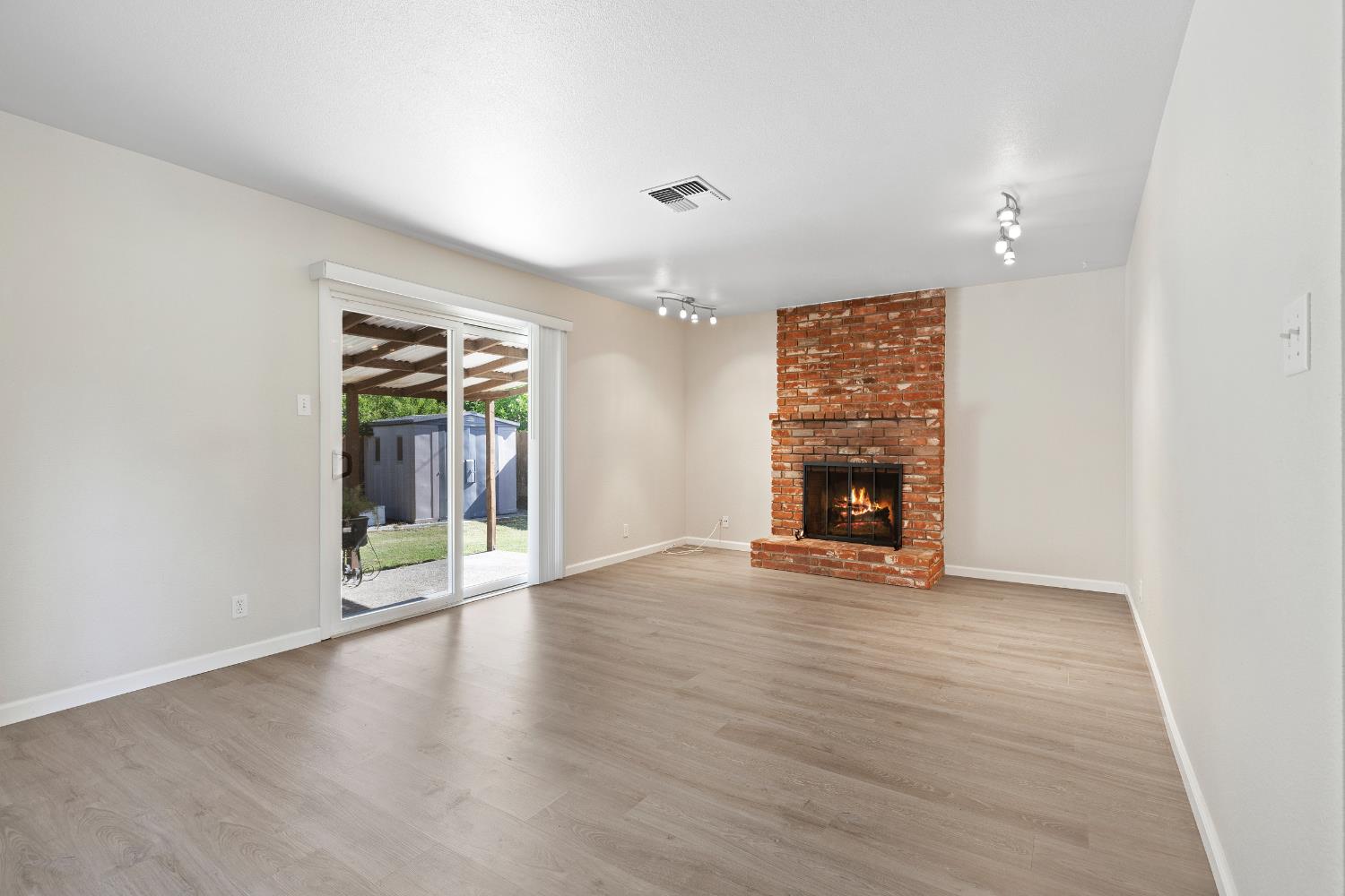 Detail Gallery Image 7 of 26 For 2001 Scott Ave, Modesto,  CA 95350 - 3 Beds | 2 Baths