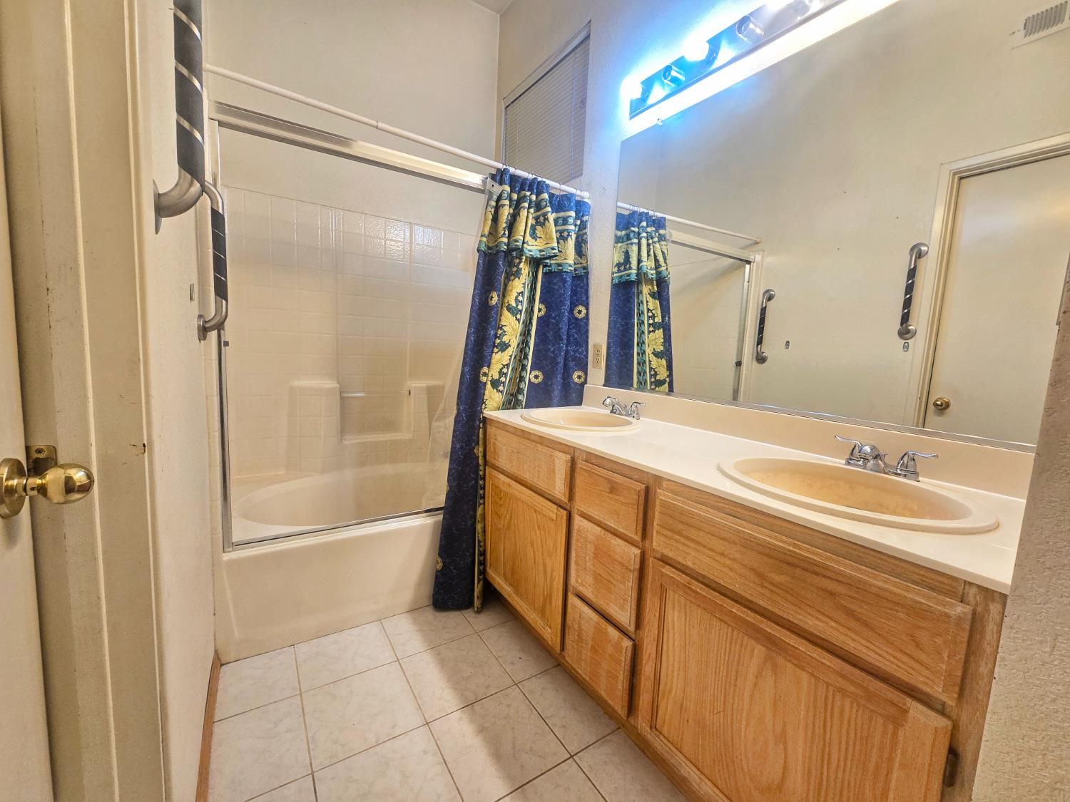 Detail Gallery Image 7 of 11 For 1943 Calafia Ct, Tracy,  CA 95376 - 3 Beds | 2 Baths