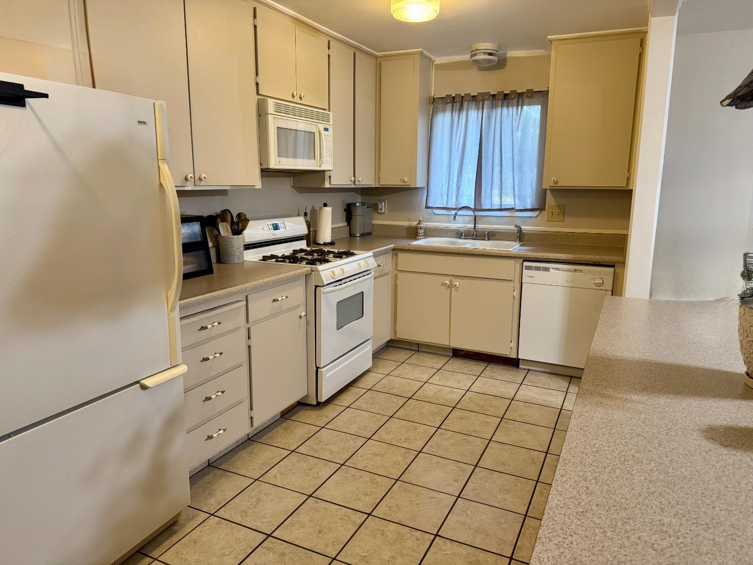 Detail Gallery Image 4 of 26 For 12936 Main St, Waterford,  CA 95386 - 3 Beds | 2 Baths
