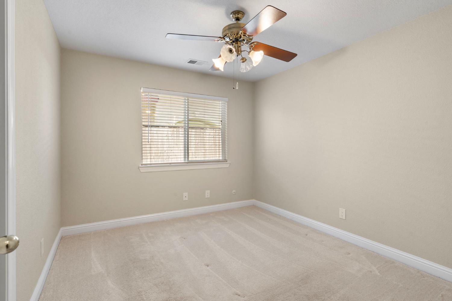 Detail Gallery Image 35 of 55 For 1925 Crystalwood Ln, Lodi,  CA 95242 - 3 Beds | 2 Baths