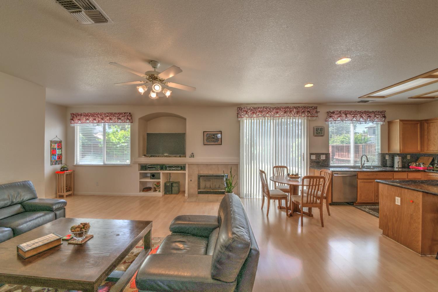 Detail Gallery Image 12 of 30 For 4208 Heritage Dr, Modesto,  CA 95356 - 4 Beds | 3 Baths