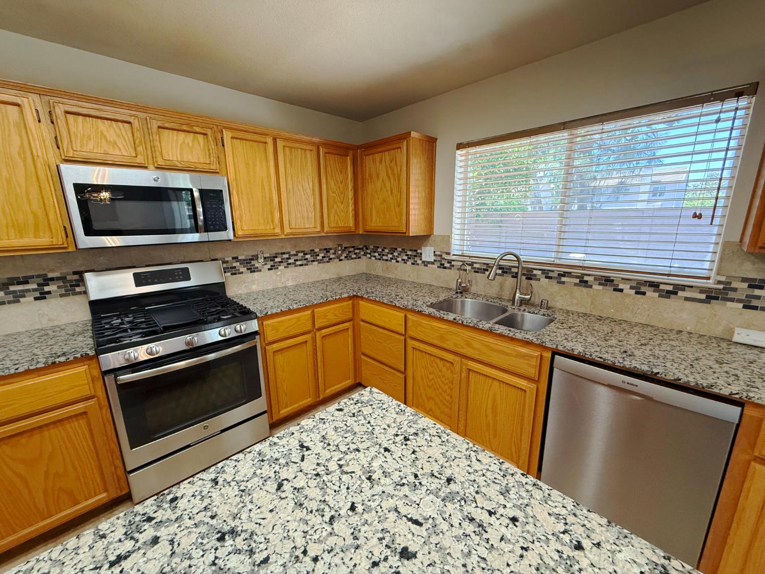 Detail Gallery Image 17 of 55 For 2040 Gordon Verner Cir, Stockton,  CA 95206 - 3 Beds | 2/1 Baths