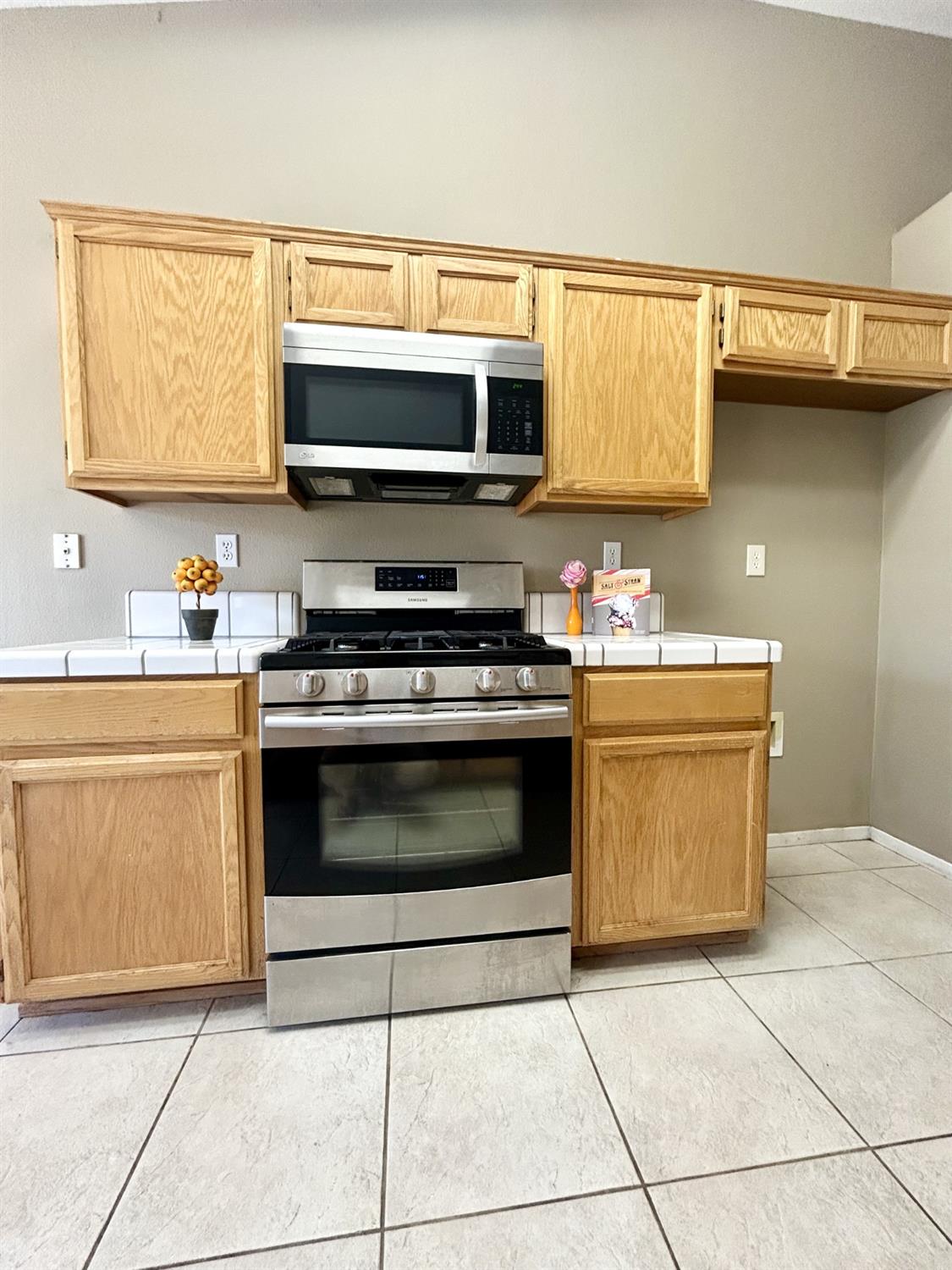 Detail Gallery Image 4 of 31 For 766 Oldenburg Way, Galt,  CA 95632 - 3 Beds | 2 Baths