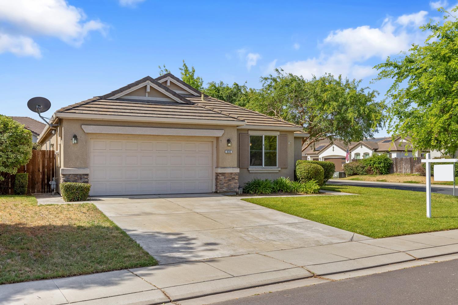 Detail Gallery Image 2 of 29 For 936 Heartland Dr, Manteca,  CA 95337 - 3 Beds | 2 Baths