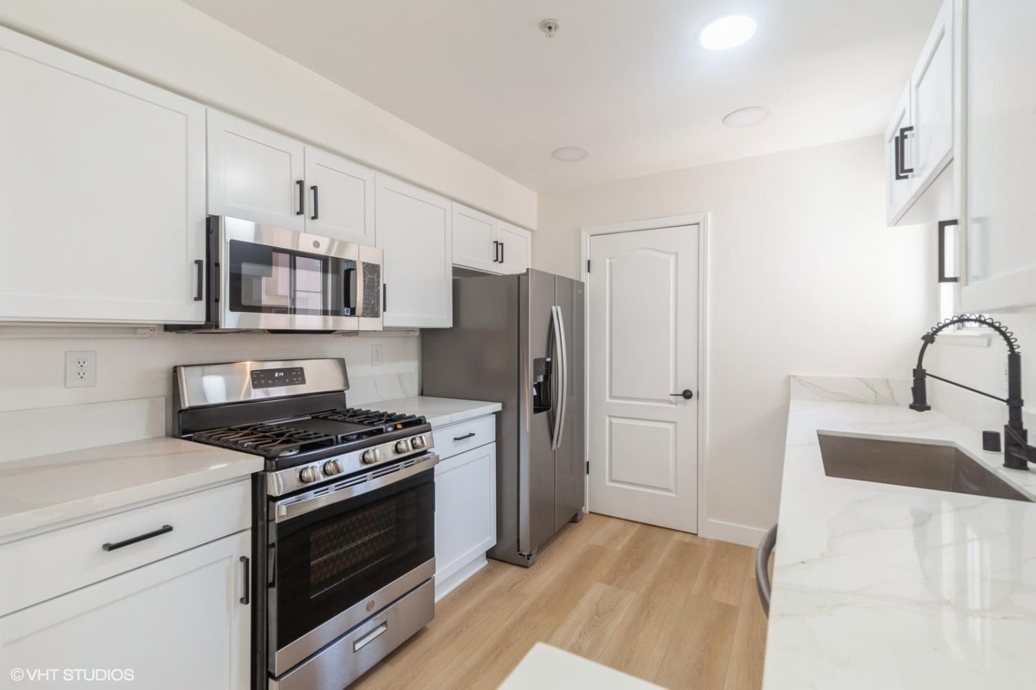 Detail Gallery Image 21 of 48 For 987 Asilomar Ter #2,  Sunnyvale,  CA 94086 - 2 Beds | 2/1 Baths