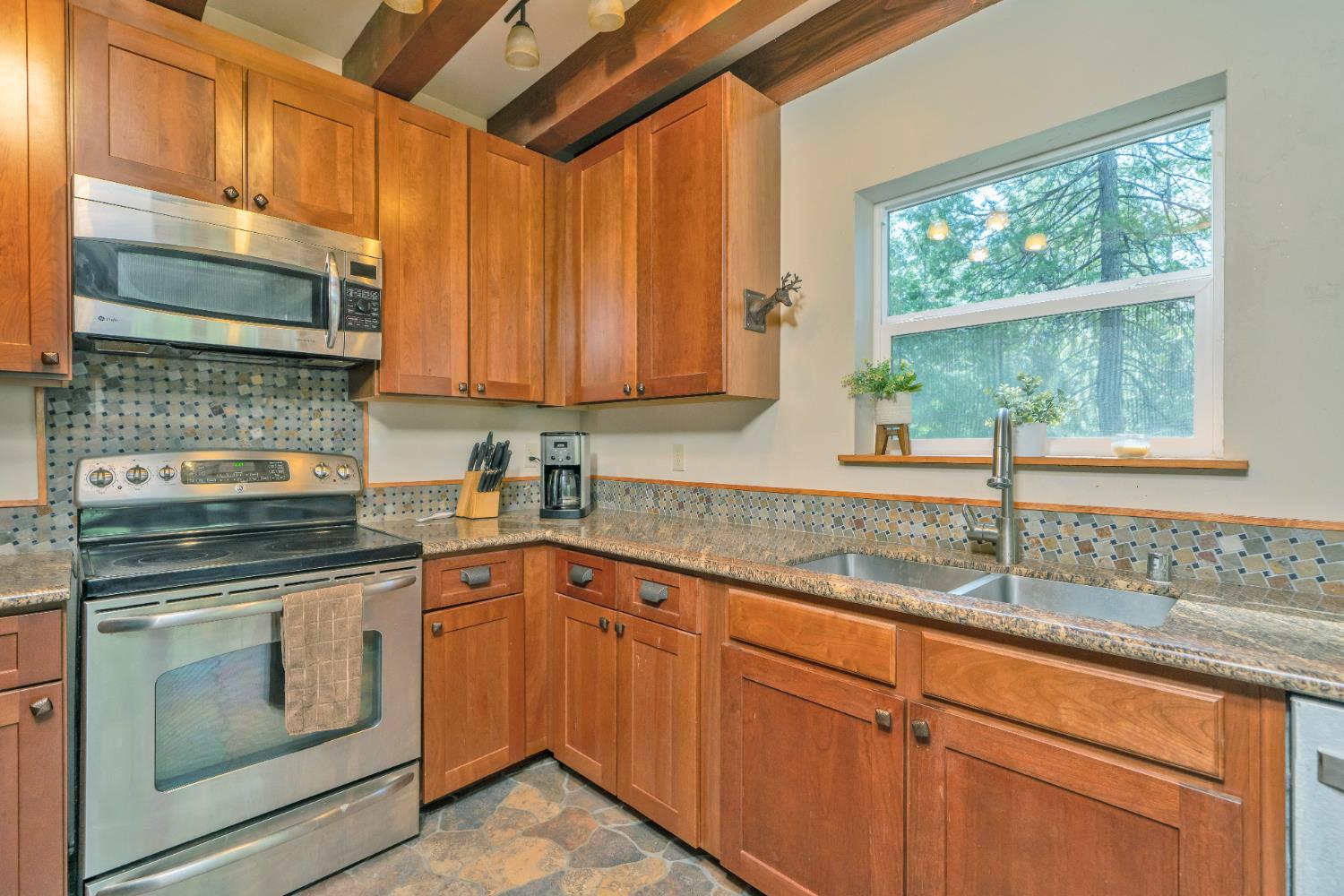 Detail Gallery Image 6 of 67 For 10870 Riverton Ln, Pollock Pines,  CA 95726 - 4 Beds | 2 Baths