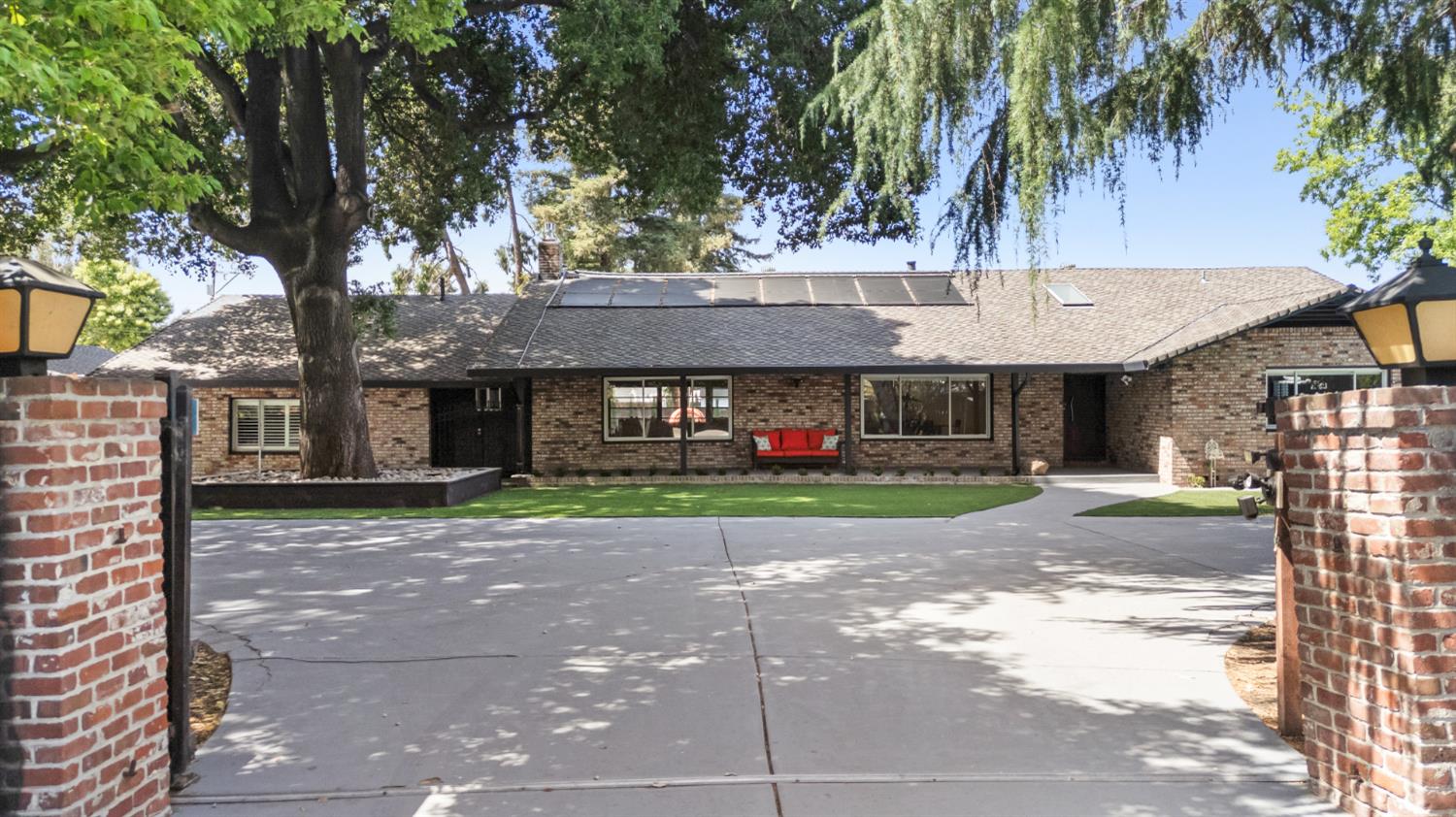 Detail Gallery Image 1 of 97 For 3221 Country Club Blvd, Stockton,  CA 95204 - 4 Beds | 3/1 Baths