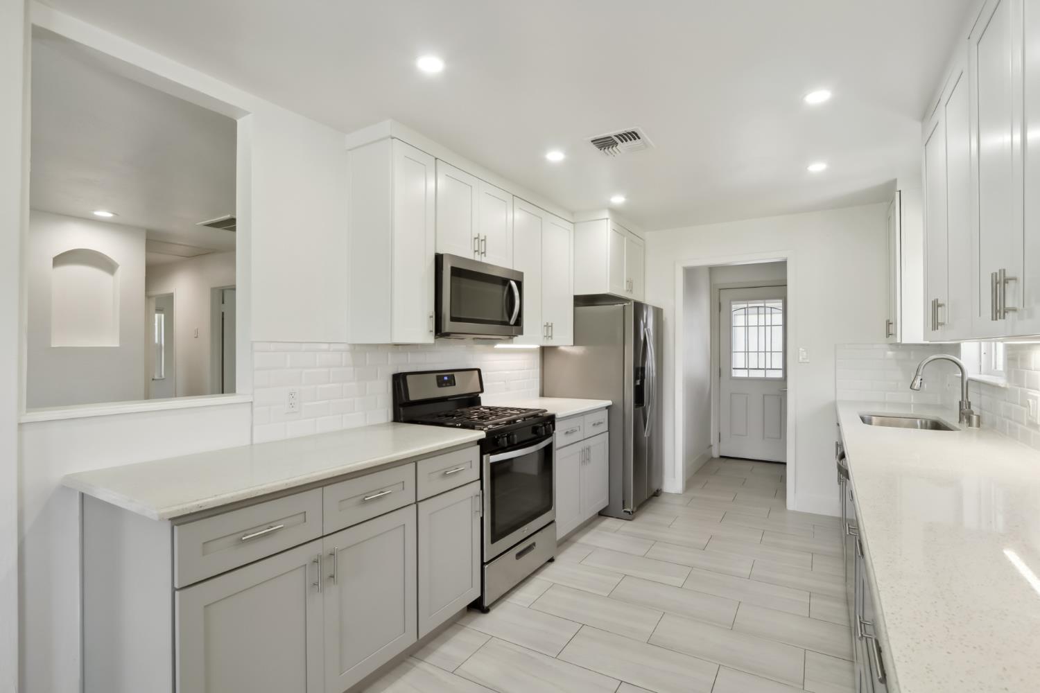 Detail Gallery Image 11 of 59 For 5250 71st St, Sacramento,  CA 95820 - 3 Beds | 1 Baths