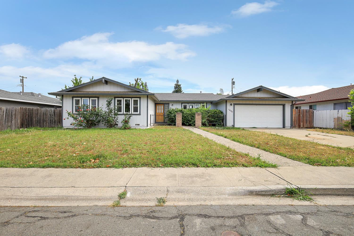 Detail Gallery Image 1 of 25 For 1440 Peach Tree Ln, Yuba City,  CA 95993 - 3 Beds | 2 Baths