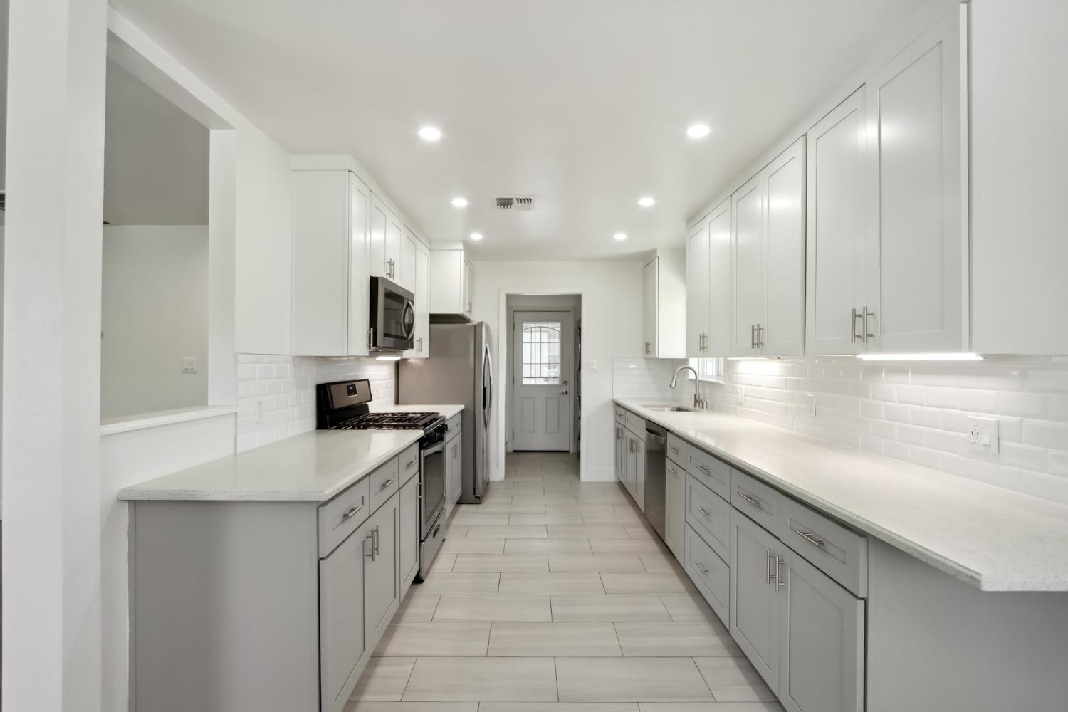 Detail Gallery Image 10 of 59 For 5250 71st St, Sacramento,  CA 95820 - 3 Beds | 1 Baths