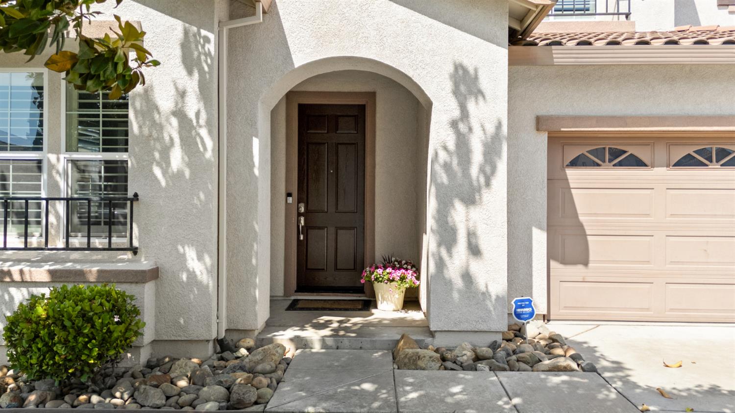 Detail Gallery Image 2 of 31 For 1689 Hometown Ln, Manteca,  CA 95337 - 3 Beds | 3 Baths