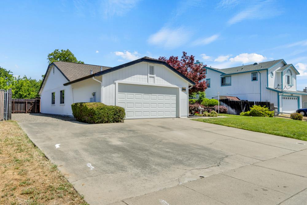 Detail Gallery Image 3 of 75 For 5984 Sawyer Cir, Sacramento,  CA 95823 - 3 Beds | 2 Baths